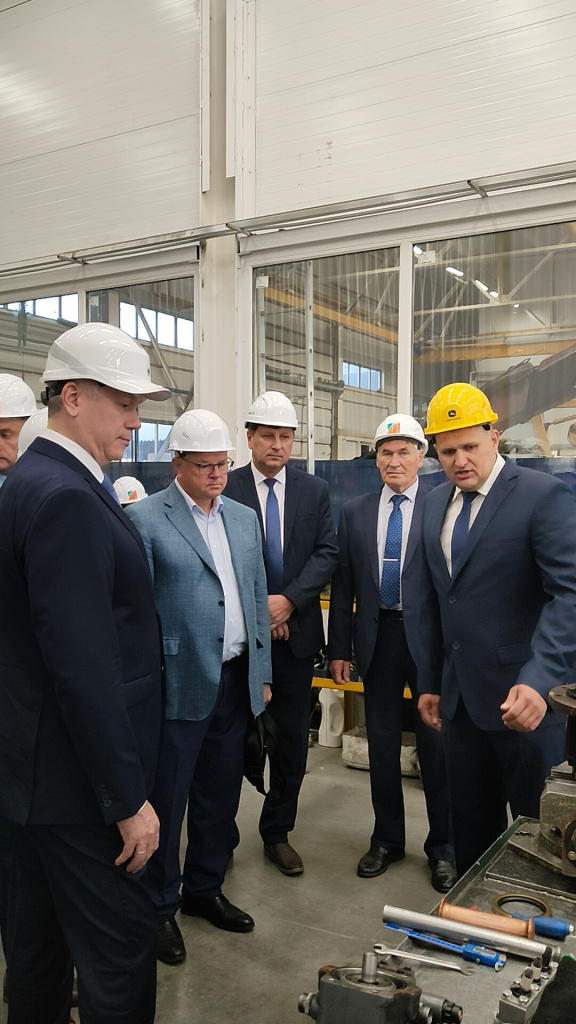 Губернатор Новосибирской области Андрей Травников посетил с рабочим визитом компанию «Сибирский Гидромаш» фото губернатор новосибирской области андрей травников посетил с рабочим визитом компанию «сибирский гидромаш» картинка