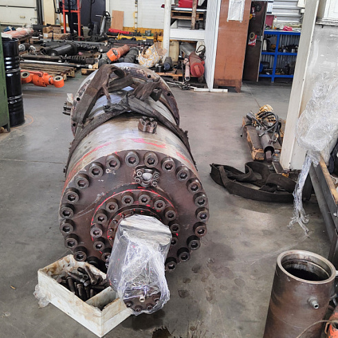 ремонт крупногабаритного гидроцилиндра: возвращаем мощь промышленности картинка